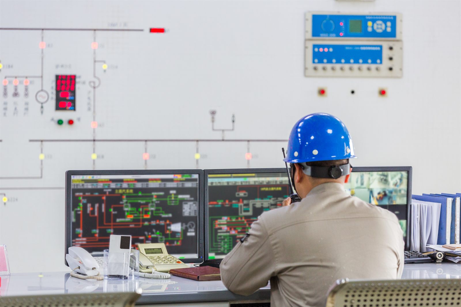 Sala de control de operaciones industriales